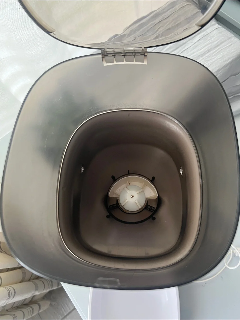 White & Smoke Automatic Cat Feeder